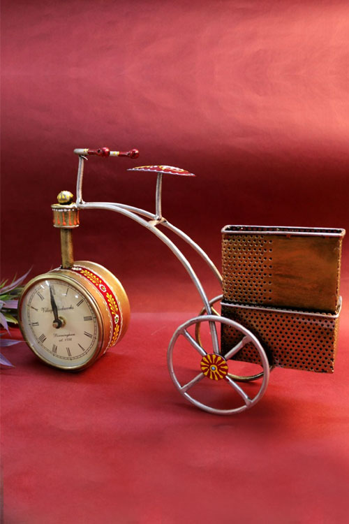 iron-painted-cycle-pen-stand-with-clock-1