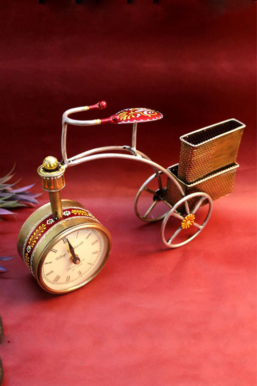 iron-painted-cycle-pen-stand-with-clock-4