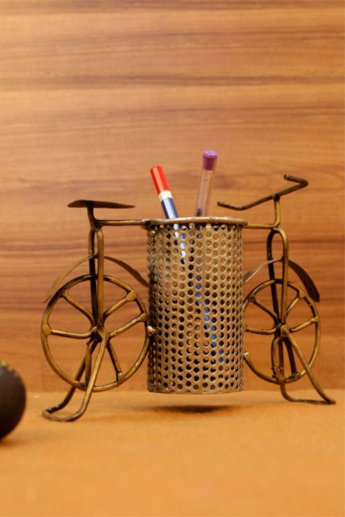 iron-painted-cycle-pen-stand-2