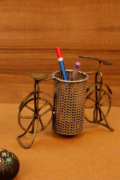 iron-painted-cycle-pen-stand-3